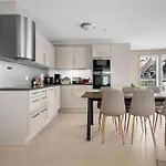 L Urban - Spacious With Private Terrace דירה *